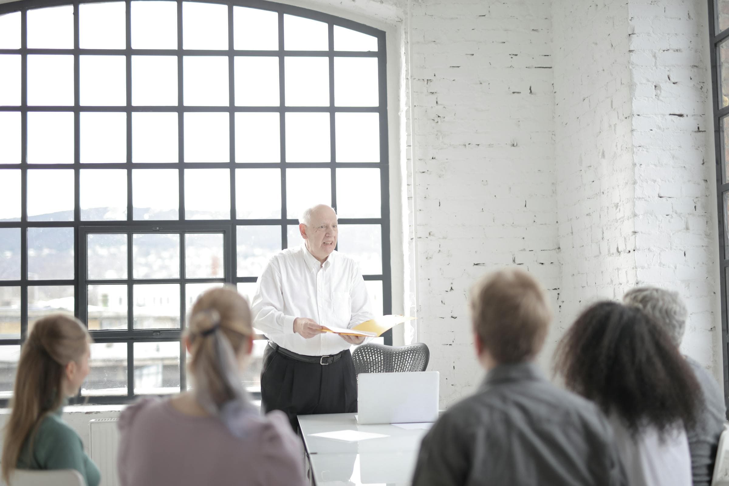 Manager che presenta il piano di lavoro al team