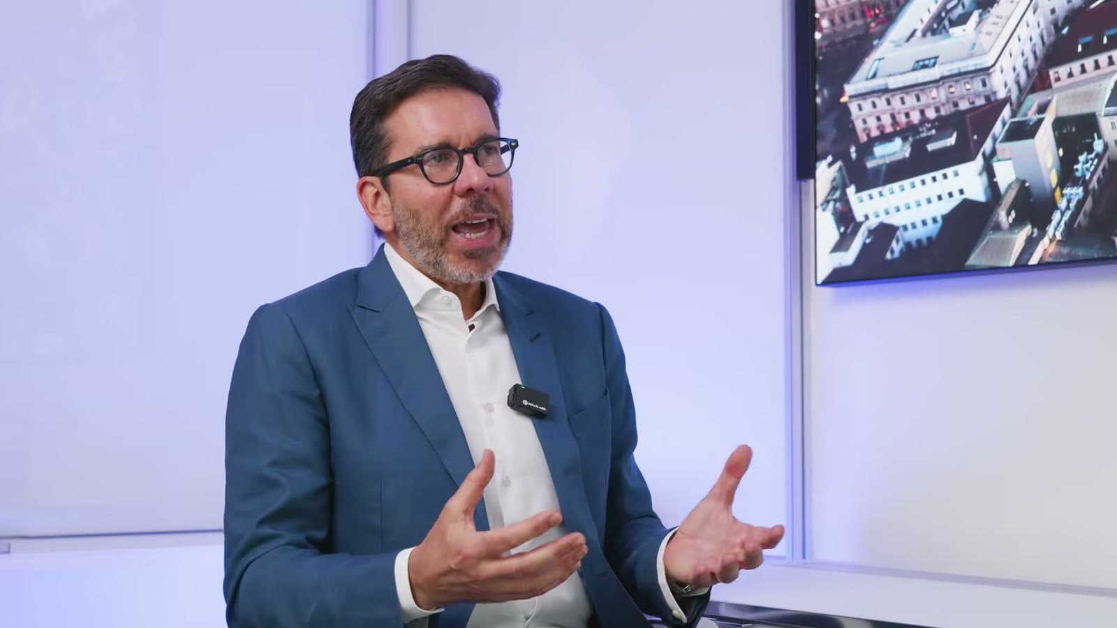 Massimiliano Pogliani in conversazione negli studi Hirooks