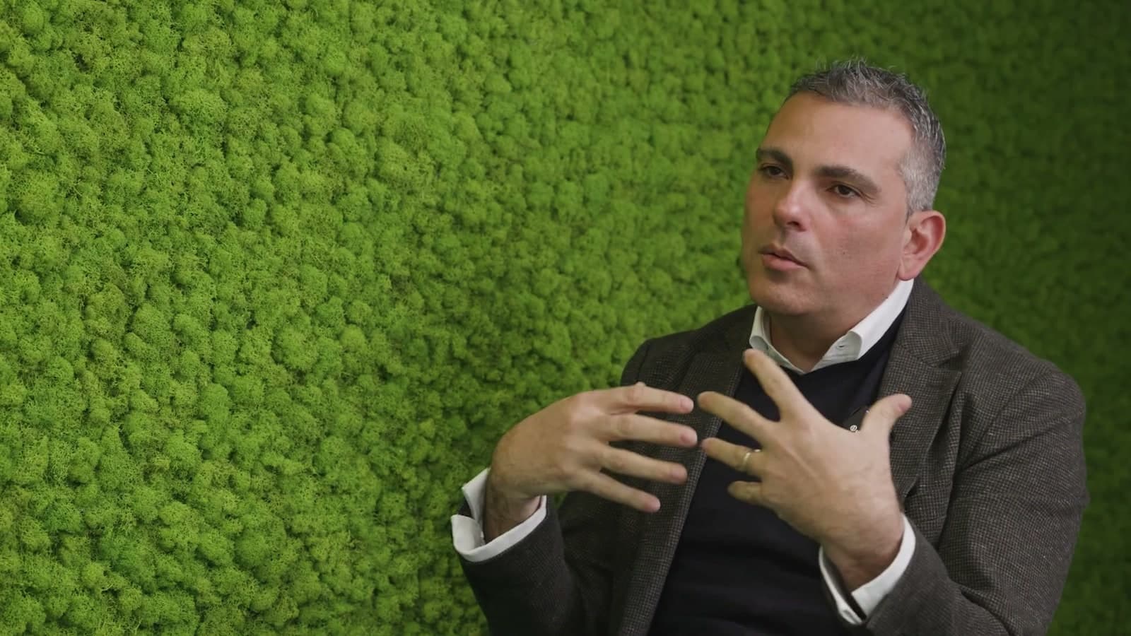 Yoann Steri in conversazione negli studi Hirooks