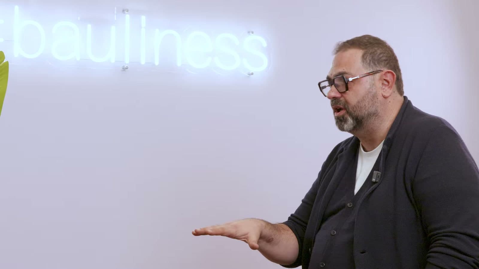Luca Casaura in conversazione negli studi Hirooks