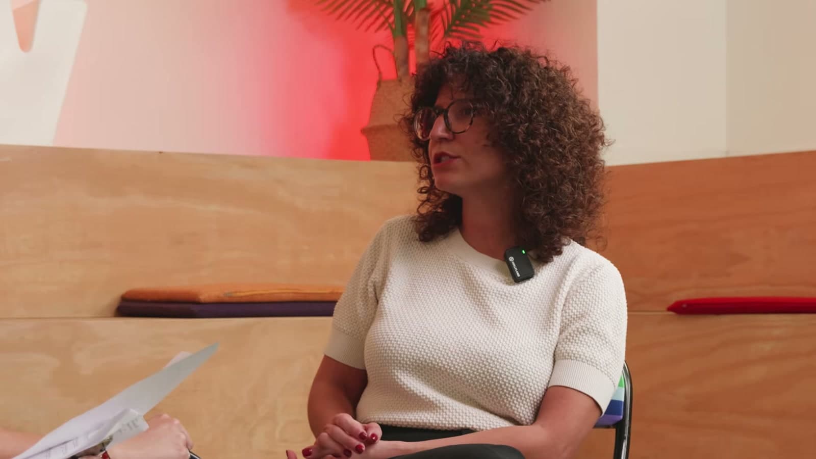 Giulia Flamà in conversazione negli studi Hirooks